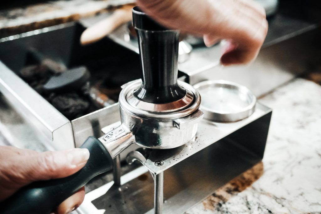 Bedste praksis for afkalkning af forskellige typer kaffemaskiner